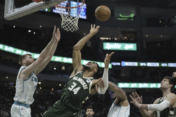 Bucks roll to 123 85 blowout of Hornets for their third